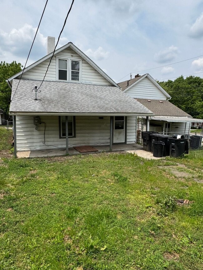 Building Photo - Spacious Four Bedroom House Close to Downt...