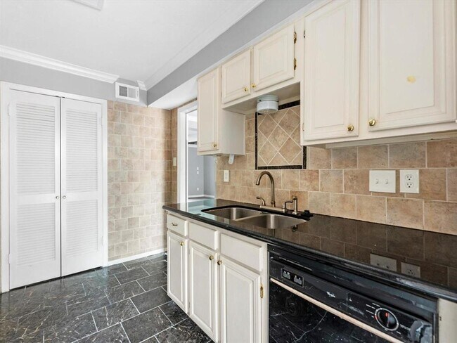 Building Photo - 10305 Briar Forest Dr