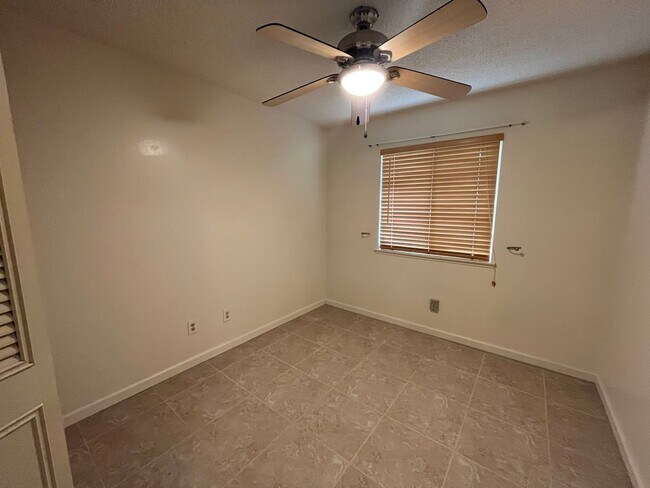 Building Photo - Spacious 3 bed 1 bath plus bonus room! Pet friendly with nice size back yard