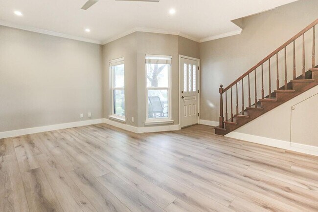 Building Photo - 1307 Kinney Ave