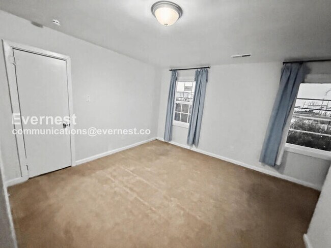 Building Photo - 4 Bed/1.5 Bath with In-Unit Laundry / Pet-Friendly / Vouchers Accepted / Available Now!