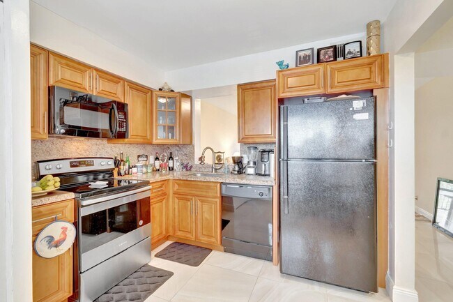 Building Photo - 14723 Cumberland Dr