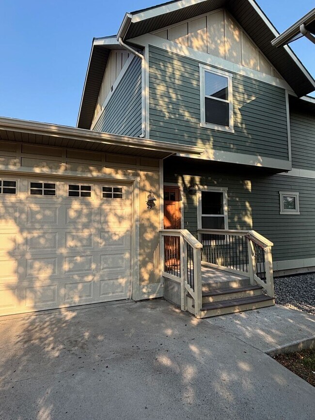 Primary Photo - FIRST MONTH'S RENT FREE! New lower rent $1850