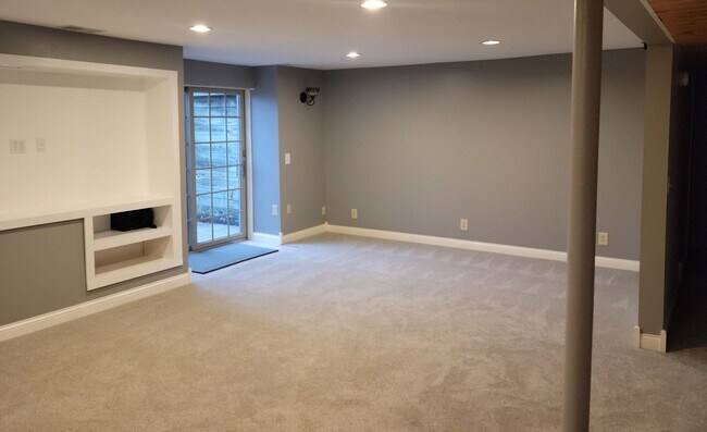 Building Photo - 3-Bedroom/2.5-Bath, Great Neighborhood