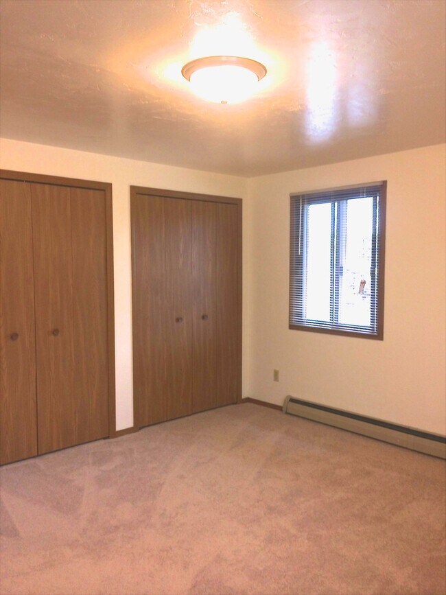 Building Photo - 2 Bedroom Spacious 2nd floor Apartment