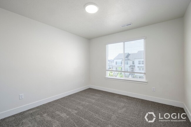 Building Photo - Beautiful New Townhome!