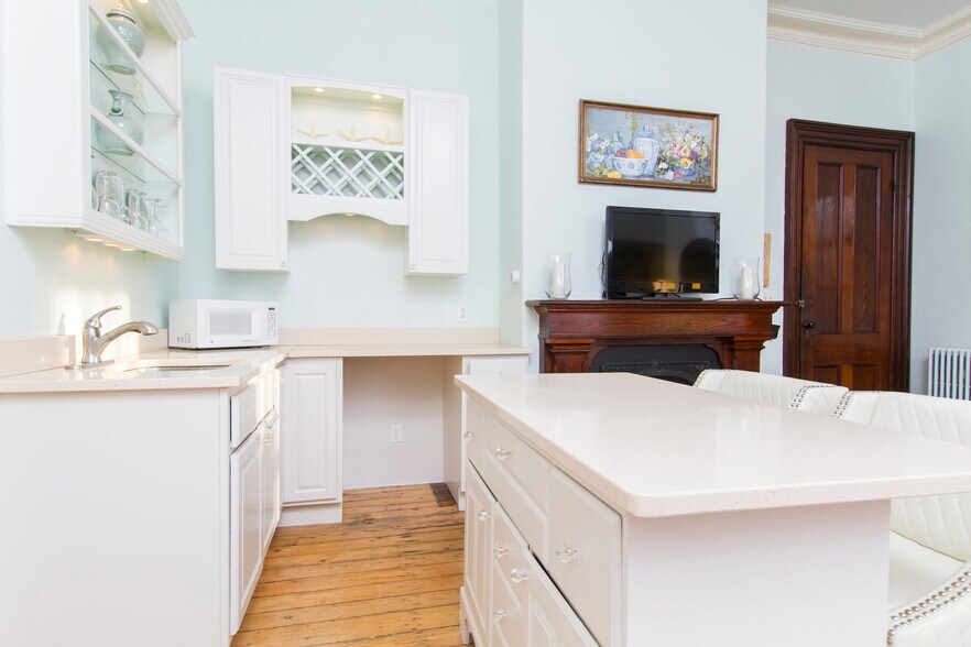 Building Photo - 95 Coggeshall Ave