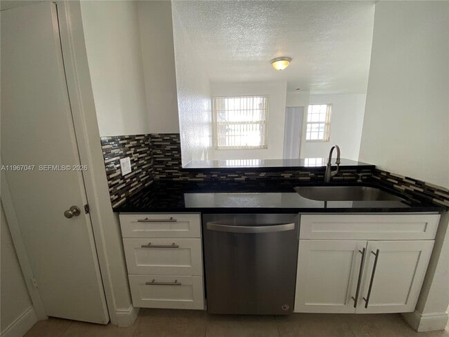 Building Photo - 2841 N Oakland Forest Dr