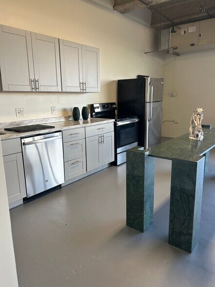 Building Photo - 2404 Wilshire Blvd