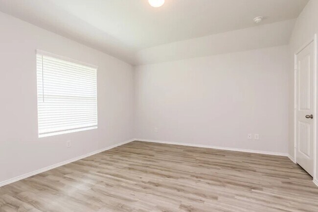 Building Photo - 2700 Madison Ct