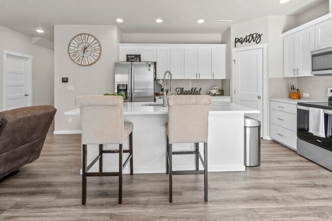 Building Photo - Beautiful 4 bedroom home