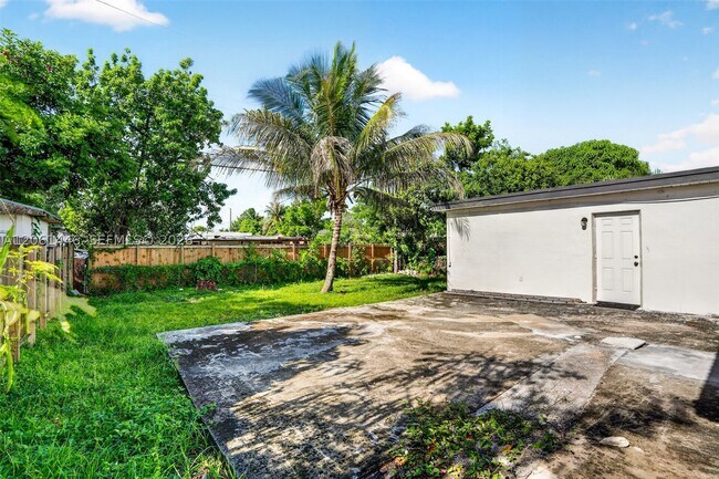 Building Photo - 6240 SW 22nd St