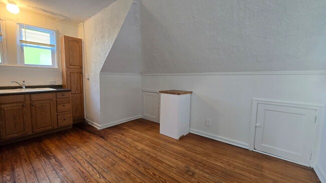 Building Photo - 2047 Lawrence Ave