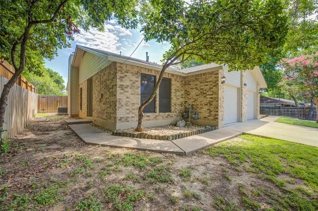 Building Photo - 306 Corral Ln