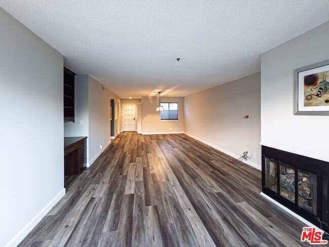 Building Photo - 625 E Del Mar Blvd