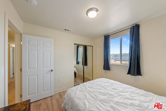 Building Photo - 5912 S Flower St