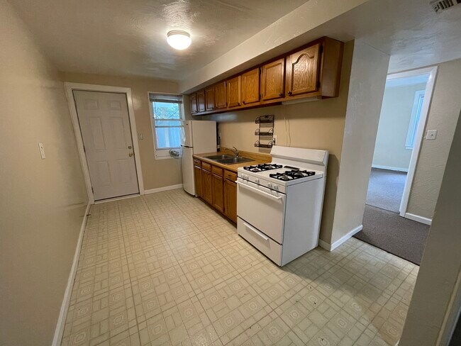 Building Photo - 329 Hemlock Dr