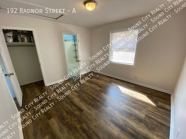 Building Photo - 5 miles to downtown * 2BR duplex available...
