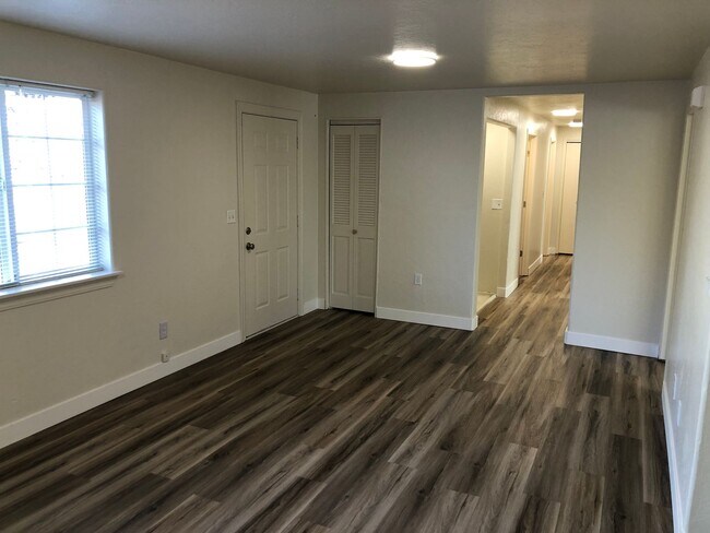 Building Photo - Updated 3 bedroom, 2 bathroom duplex in Sp...