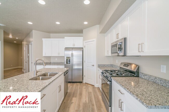 Building Photo - Stunning 4 Bedroom Townhome in Hurricane H...