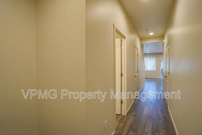 Building Photo - 2105 NE 118th Pl