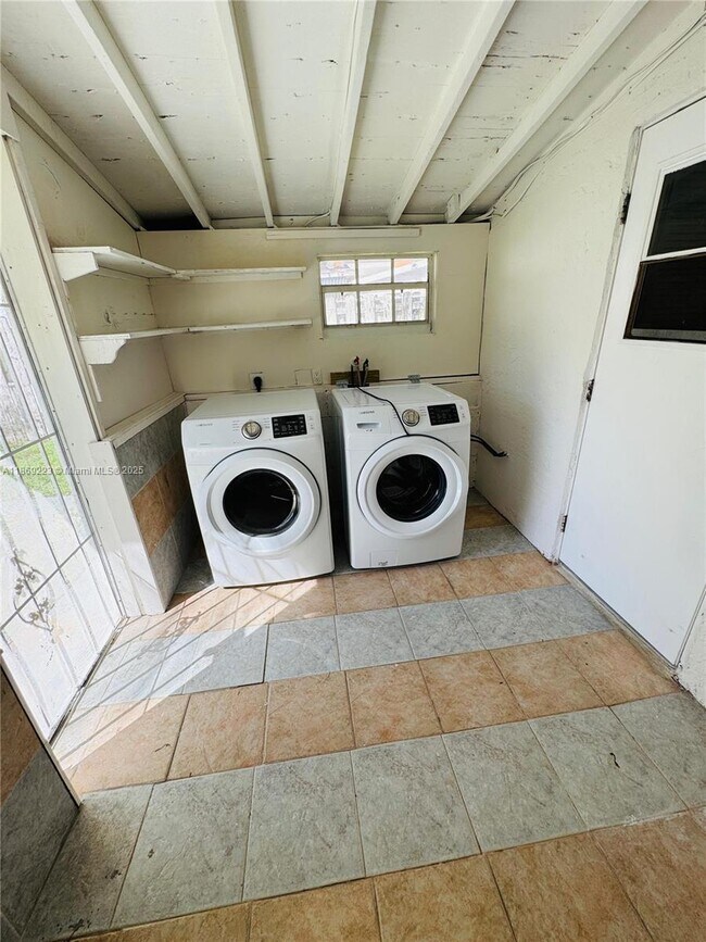 Building Photo - 3 bedroom in Hollywood FL 33021