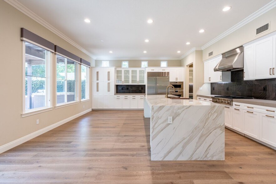 Building Photo - 6 Heather