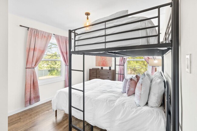 Building Photo - Fully Furnished 3-Bedroom, 1-Bath Modern B...