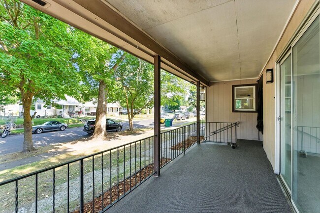 Building Photo - Spacious 4 Bed, 3 Bath Corner Lot Home!