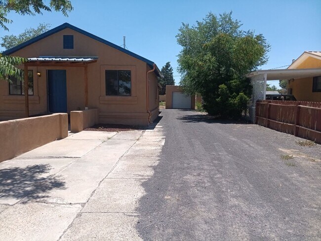 Building Photo - 3 Bedroom 2 Bathroom Home located in North...