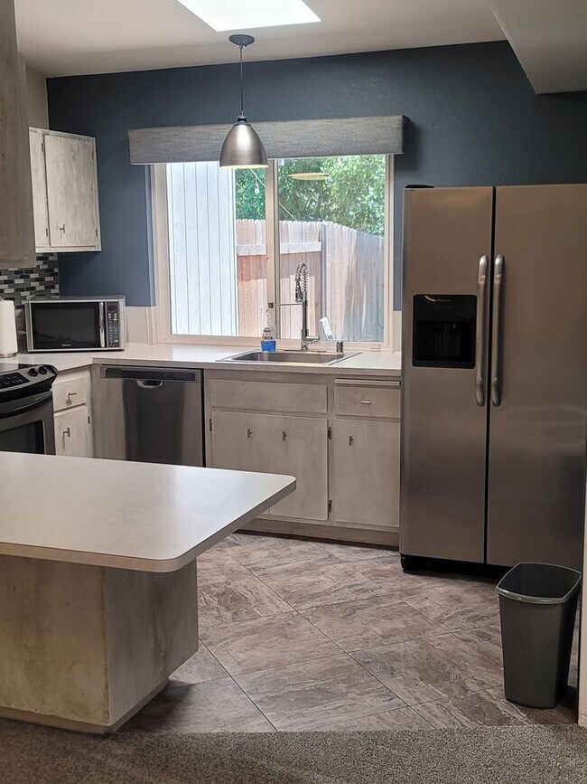Building Photo - Mid-Century Modern half-plex in American R...