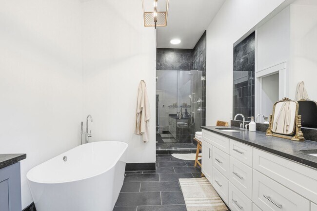 Building Photo - Luxury Downtown Home