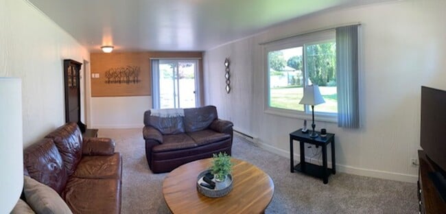 Building Photo - Beautifully Updated 3 Bedroom 1 Bath Home ...