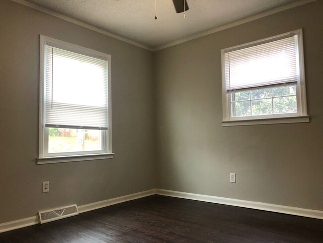 Building Photo - MOVE-IN READY! Move-in Special $300 off fi...