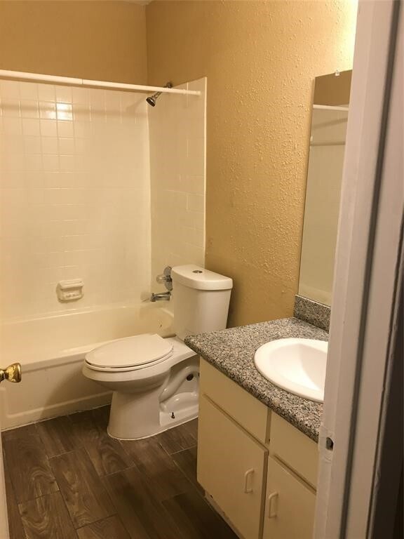 Building Photo - 5625 Antoine Dr