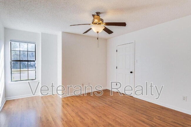 Building Photo - 1210 Spring Dr