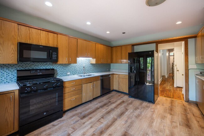 Building Photo - 206 S 43rd St