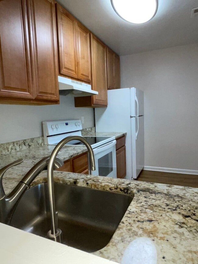 Building Photo - 3BD 2.5BA End Unit Townhome
