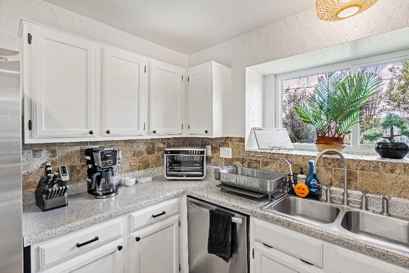 Building Photo - 804 Sylvia Ln