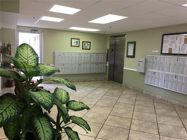 Building Photo - 3940 Inverrary Blvd