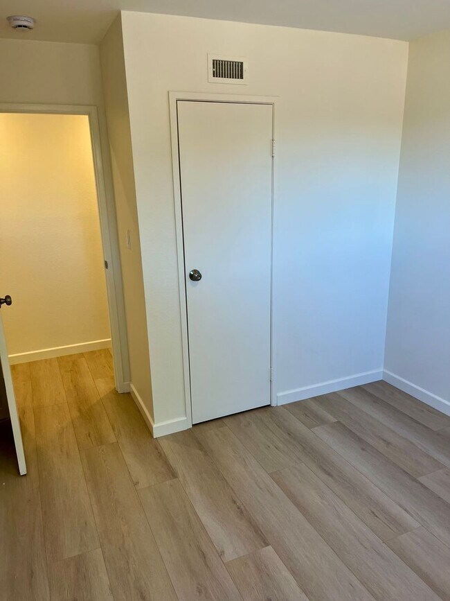 Building Photo - 4 Bedroom 2.5 Bathroom Home, Newly renovat...