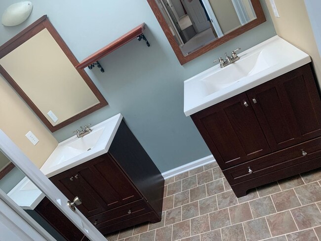 Building Photo - 3 Bedroom 2 Bathroom House