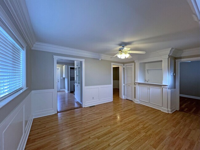 Building Photo - Charming and updated 2 bedroom, 1 bath bun...