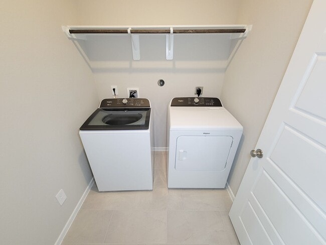 Building Photo - Single-story layout features a bright, open concept living area, dining space, and kitchen. Pebbl...