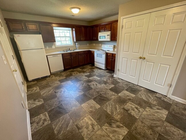 Building Photo - 3 Bedroom 2 Bath Home For Rent Near 101st!