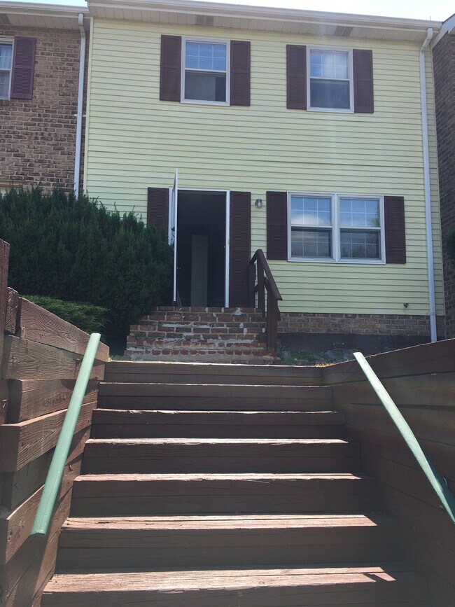 Building Photo - 42 Koncer Dr