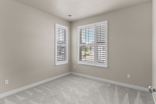Building Photo - 2 Bedroom 2 Bathroom Ground Floor Townhome in Centerra