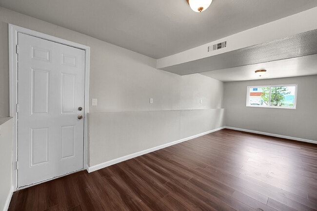 Building Photo - $1,850, 4 bed, 2 bath, located on Colorado...