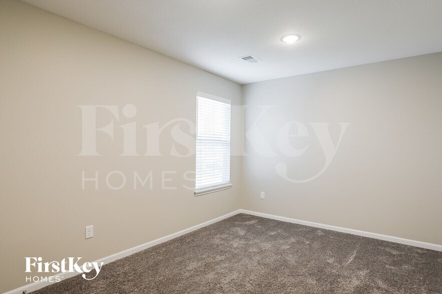 Building Photo - 5015 N Wheeling Ave