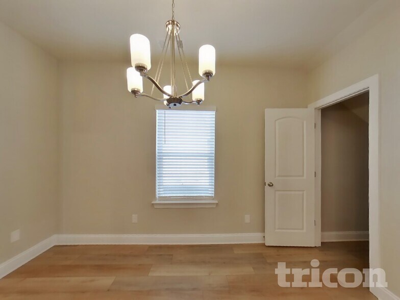 Building Photo - 1331 Carriage Park Dr